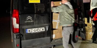 Les policiers qui se sont rendus en Ukraine pour faire passer clandestinement des médicaments à travers la frontière et sont revenus avec 45 réfugiés et un garçon
