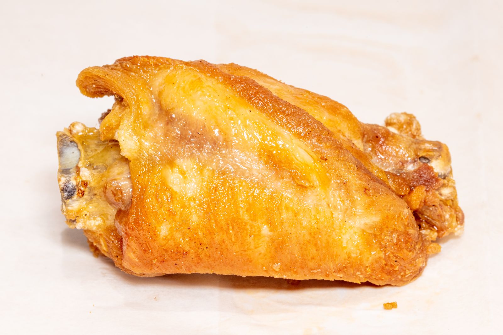 Atomic Wings présente l'aile de cuisse plus grande, meilleure et plus juteuse