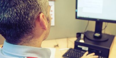 Ils dénoncent un faux médecin d&rsquo;une clinique de greffe de cheveux qui a causé des blessures aux patients