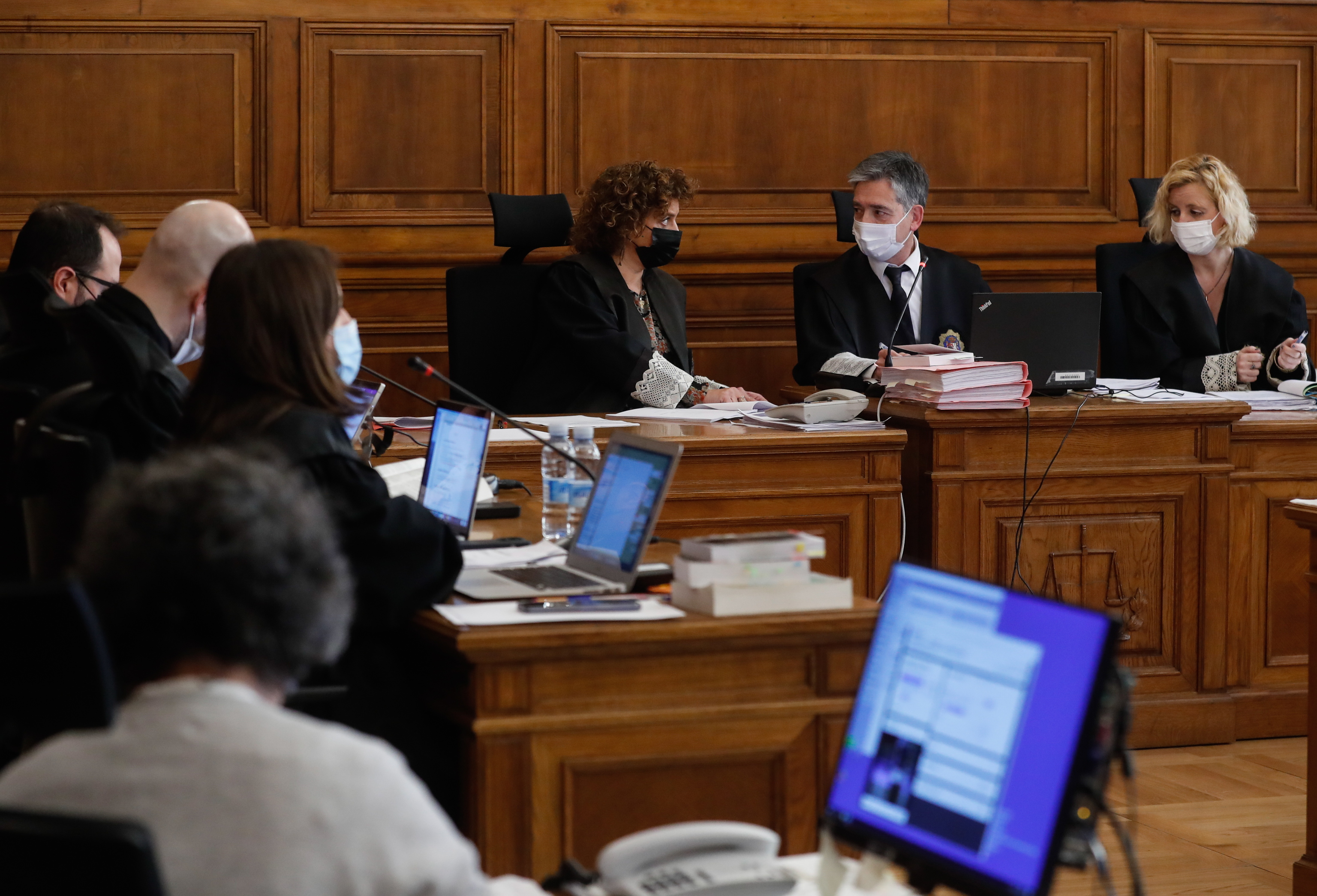 Les magistrats du procès contre Kote Cabezudo parlent lors de la première séance