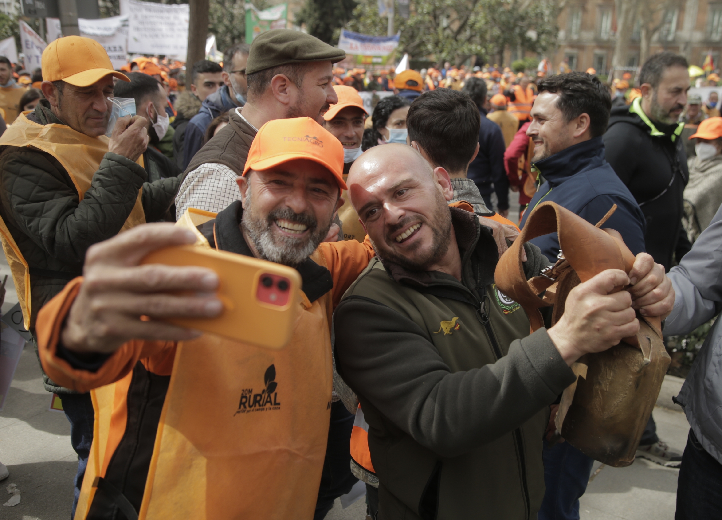 El Pencho prend une photo avec un manifestant