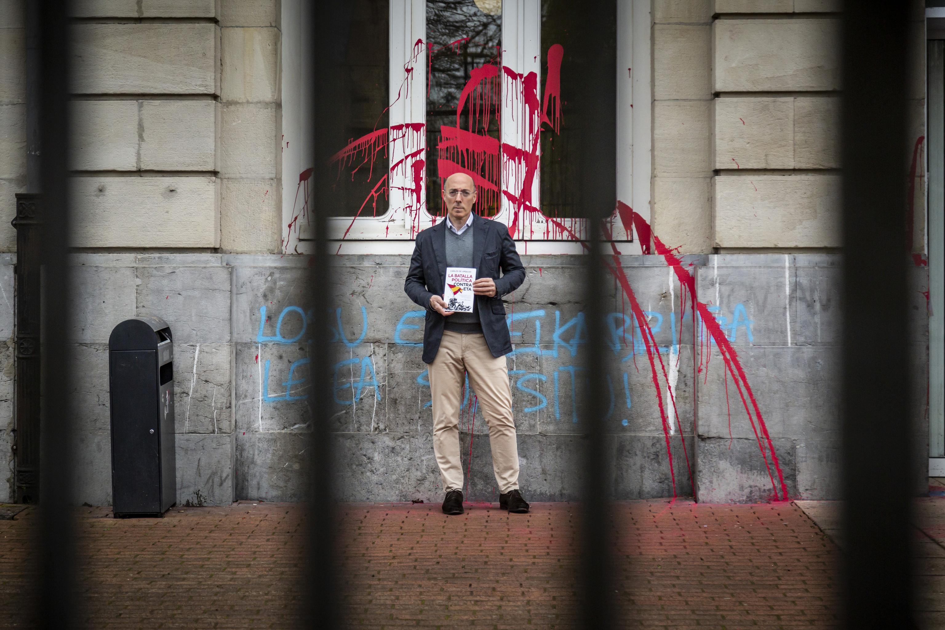 Carlos Urquijo à côté de la façade de la salle de conférence UPV sur le campus de 