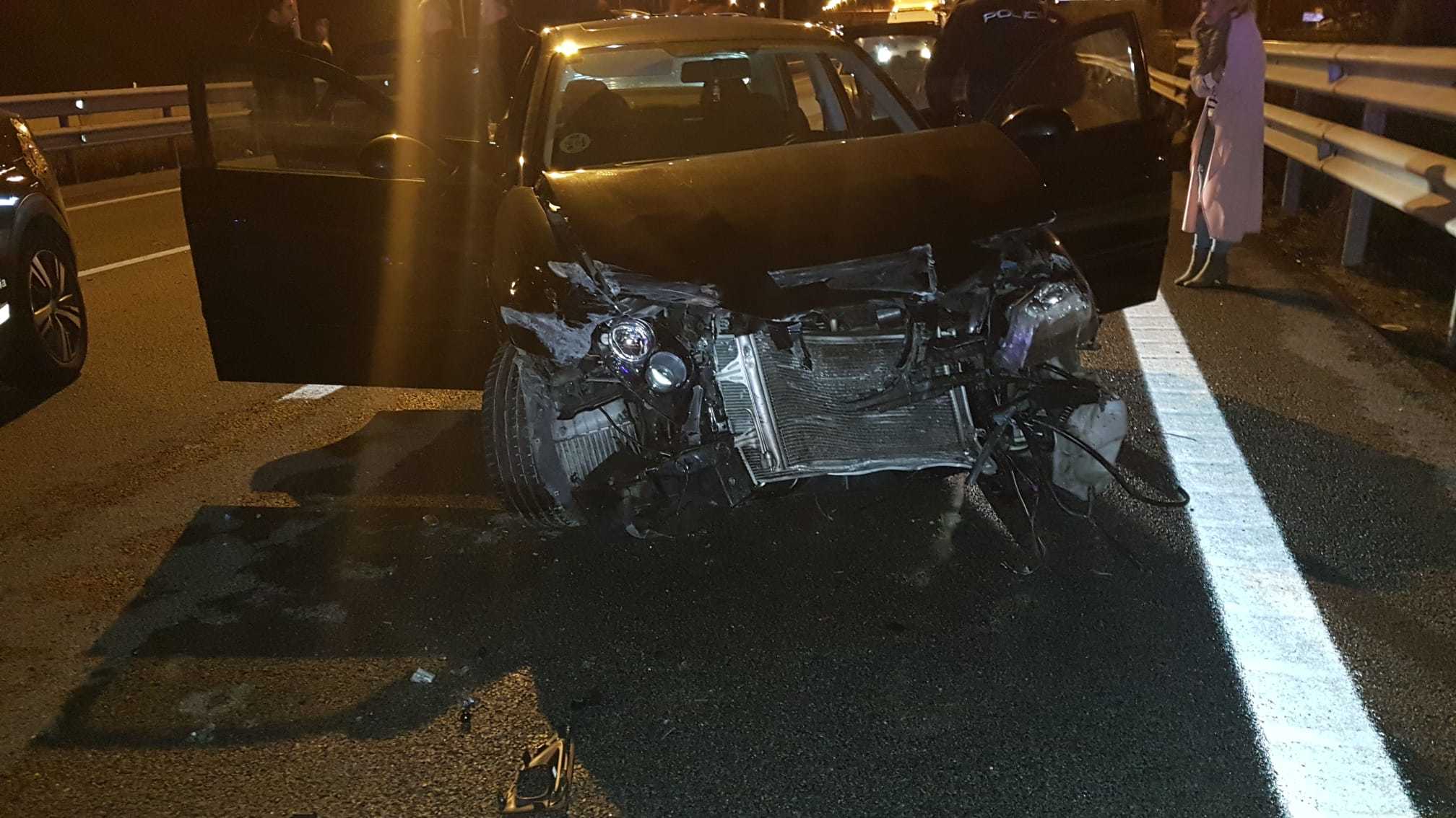 La voiture des personnes arrêtées après avoir percuté le terre-plein de la M-45.