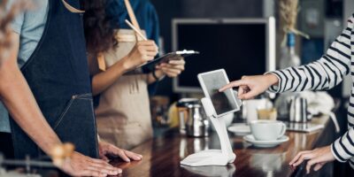 Comment la technologie de l&rsquo;IA aide les restaurants à améliorer l&rsquo;expérience client