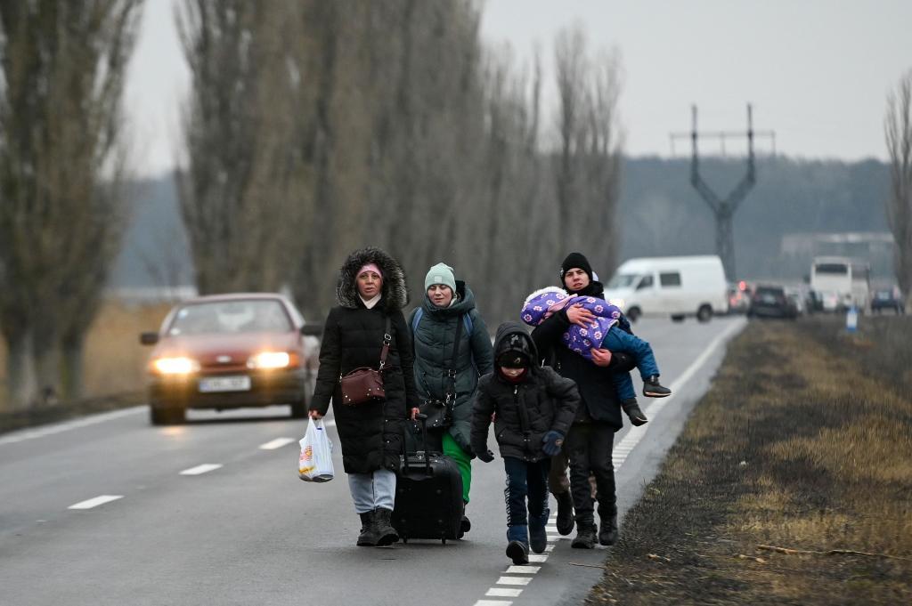 Réfugiés ukrainiens sur la route après avoir traversé le poste frontière de Palanca, entre l'Ukraine et la Moldavie.