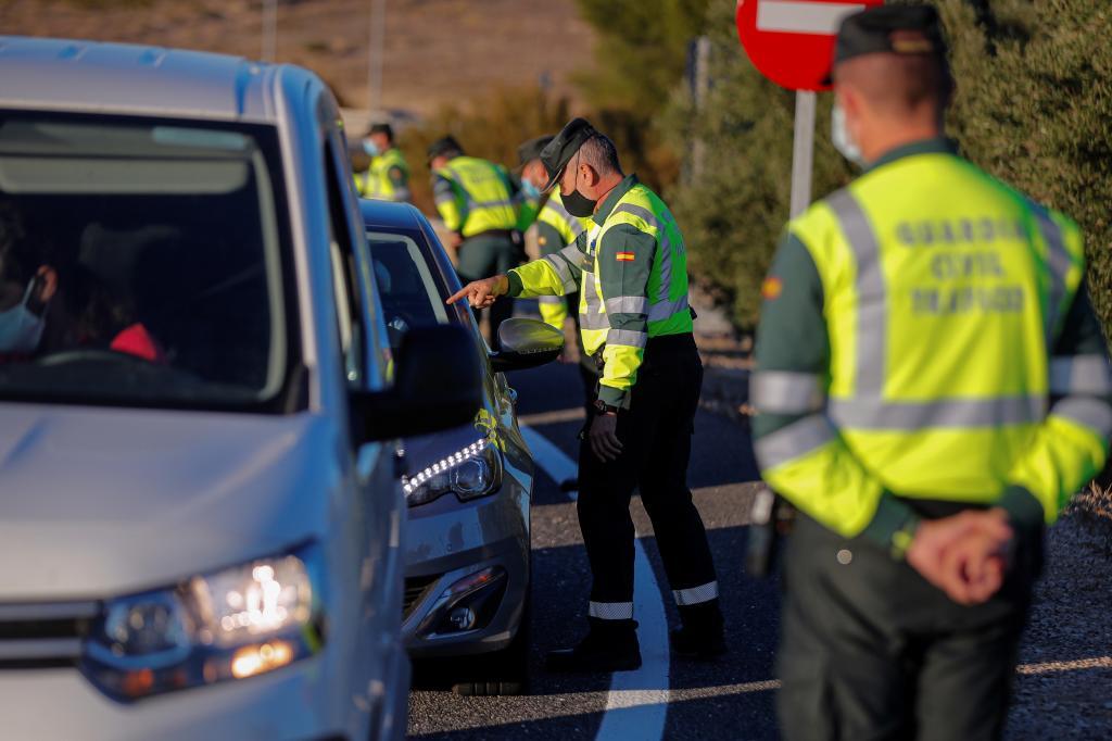 Agents de la Garde Civile dans un contrôle de véhicule
