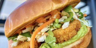 Dog Haus lance la cinquième série annuelle de collaborations avec des chefs avec une nouvelle création de protéines végétales