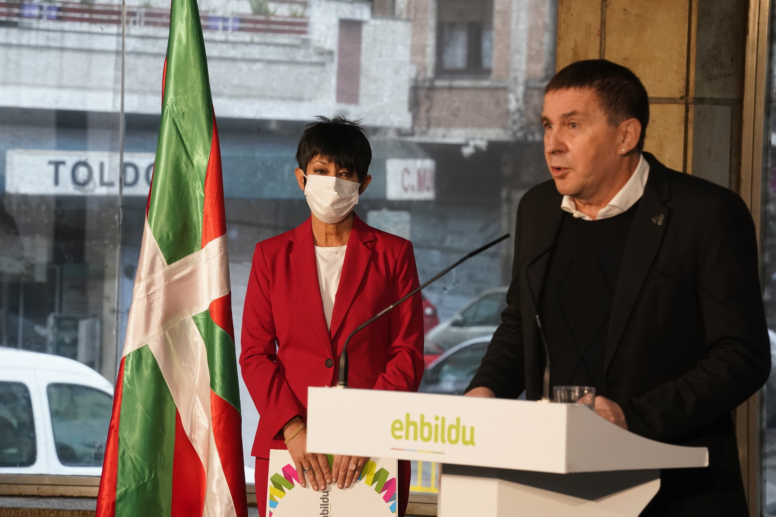 Maddalen Iriarte observe Arnaldo Otegi lors d'une intervention