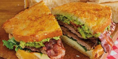 Farmer Boys lance un nouveau cheeseburger au levain en croûte de parmesan à durée limitée