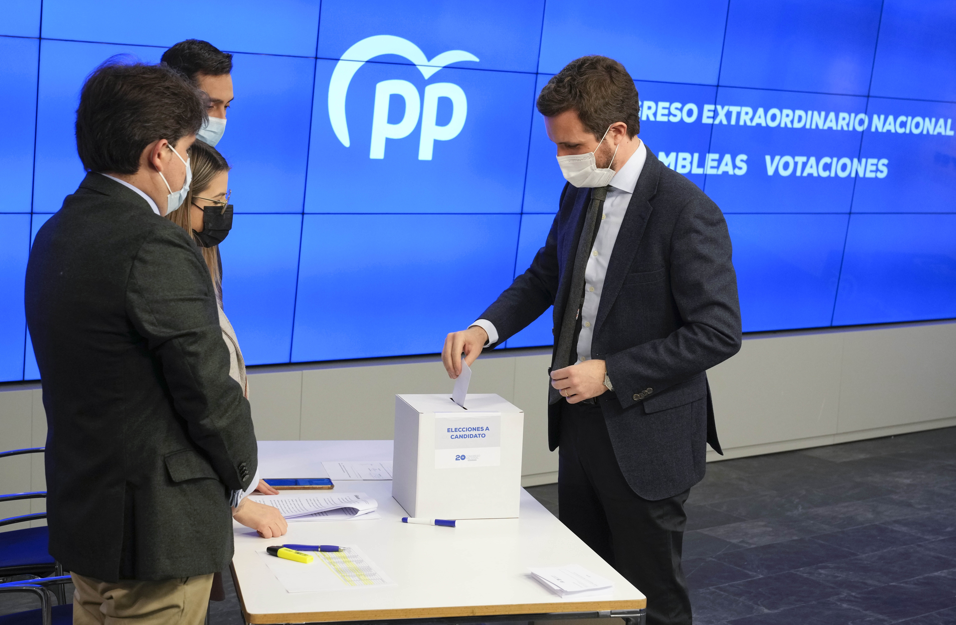 Pablo Casado participe au vote