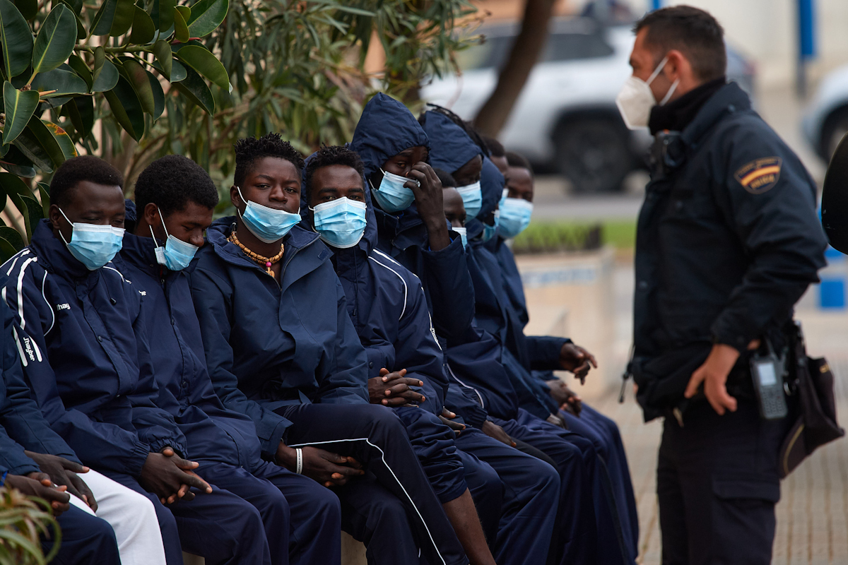 Un agent avec plusieurs migrants ce s