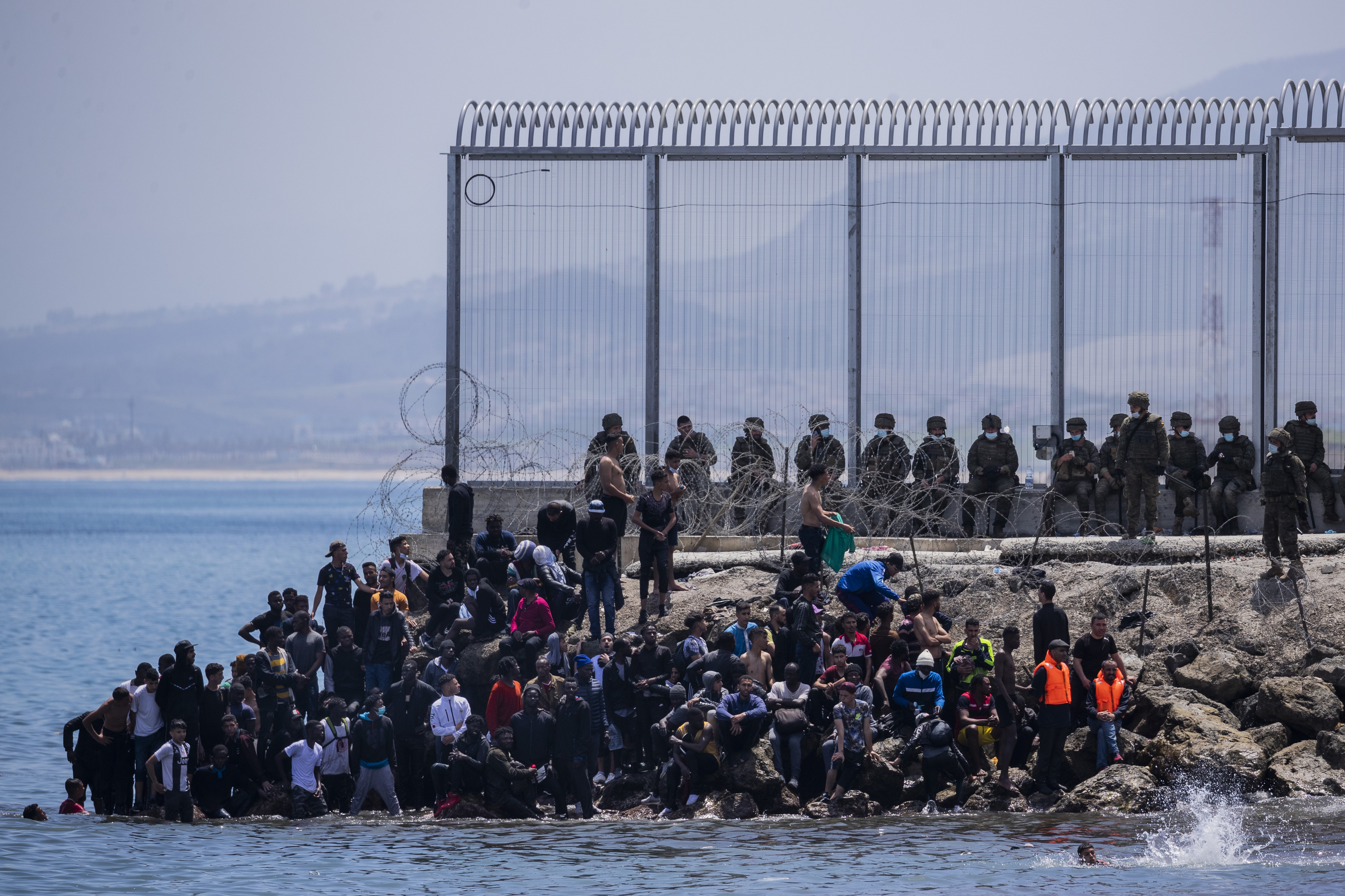 Image de dizaines d'immigrants à Ceuta, lors de l'entrée massive survenue en mai 2021.