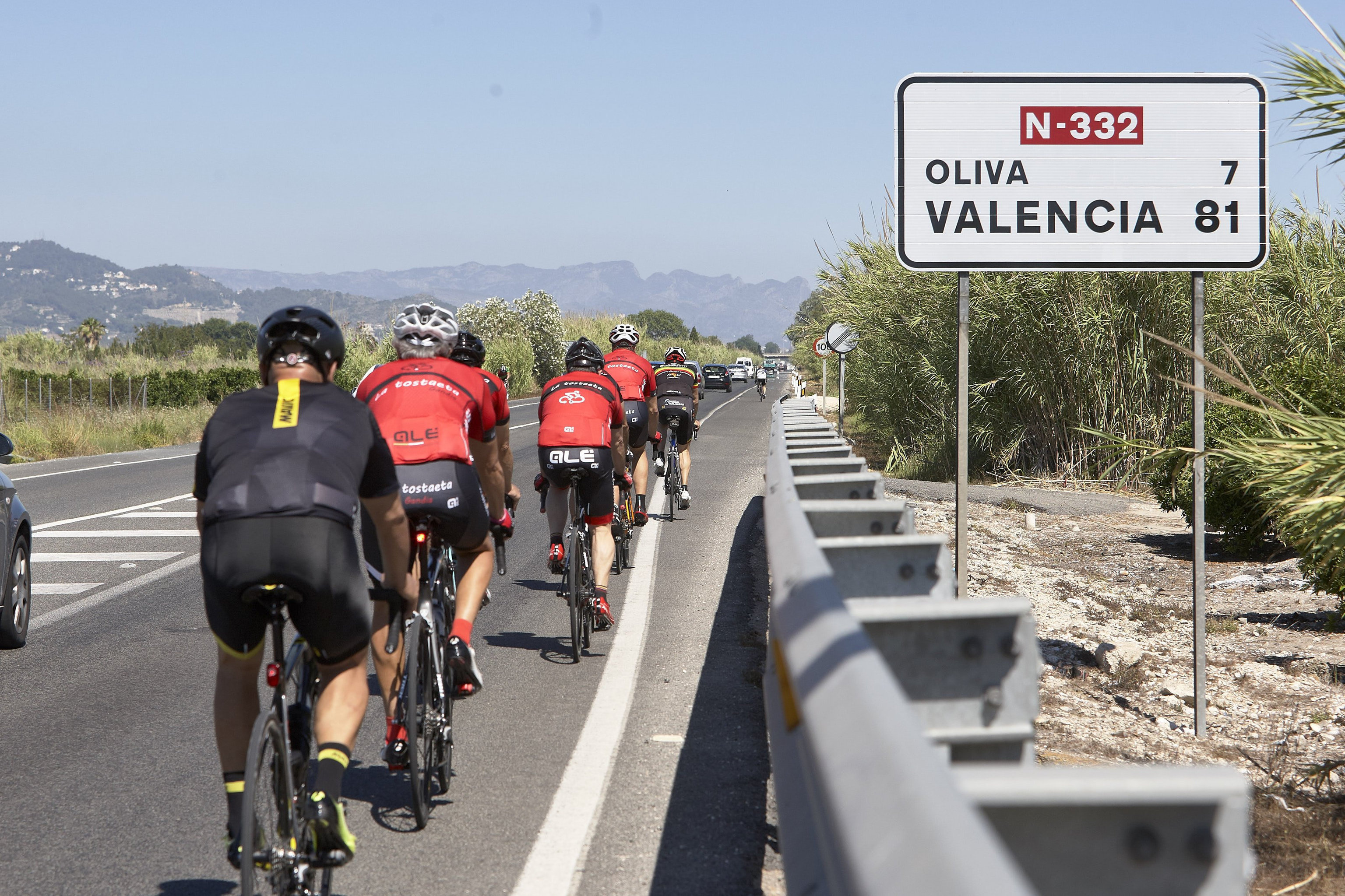 Un groupe de cyclistes circule sur la N-332, pr