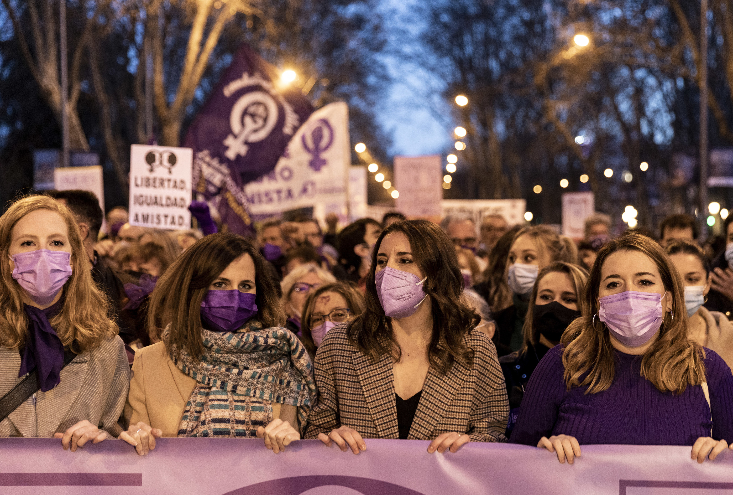 Les ministres Ione Belarra et Irene Montero, lors de la manifestation