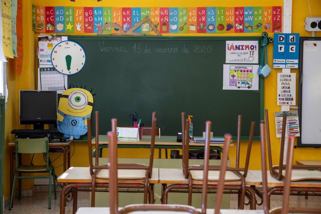 Une salle de classe vide dans une école de Murcie en raison du confinement imposé par le Covid-19.