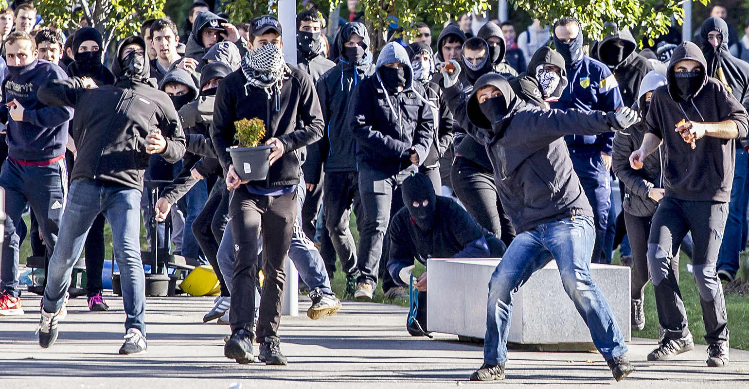 Un groupe de radicaux affronte l'Ertzaintza à l'intérieur du campus de Leioa lors des élections du recteur de Balluerka.