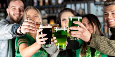 La soirée emblématique O&rsquo;riginal St. Paddy&rsquo;s de Bar Louie fait un retour très attendu