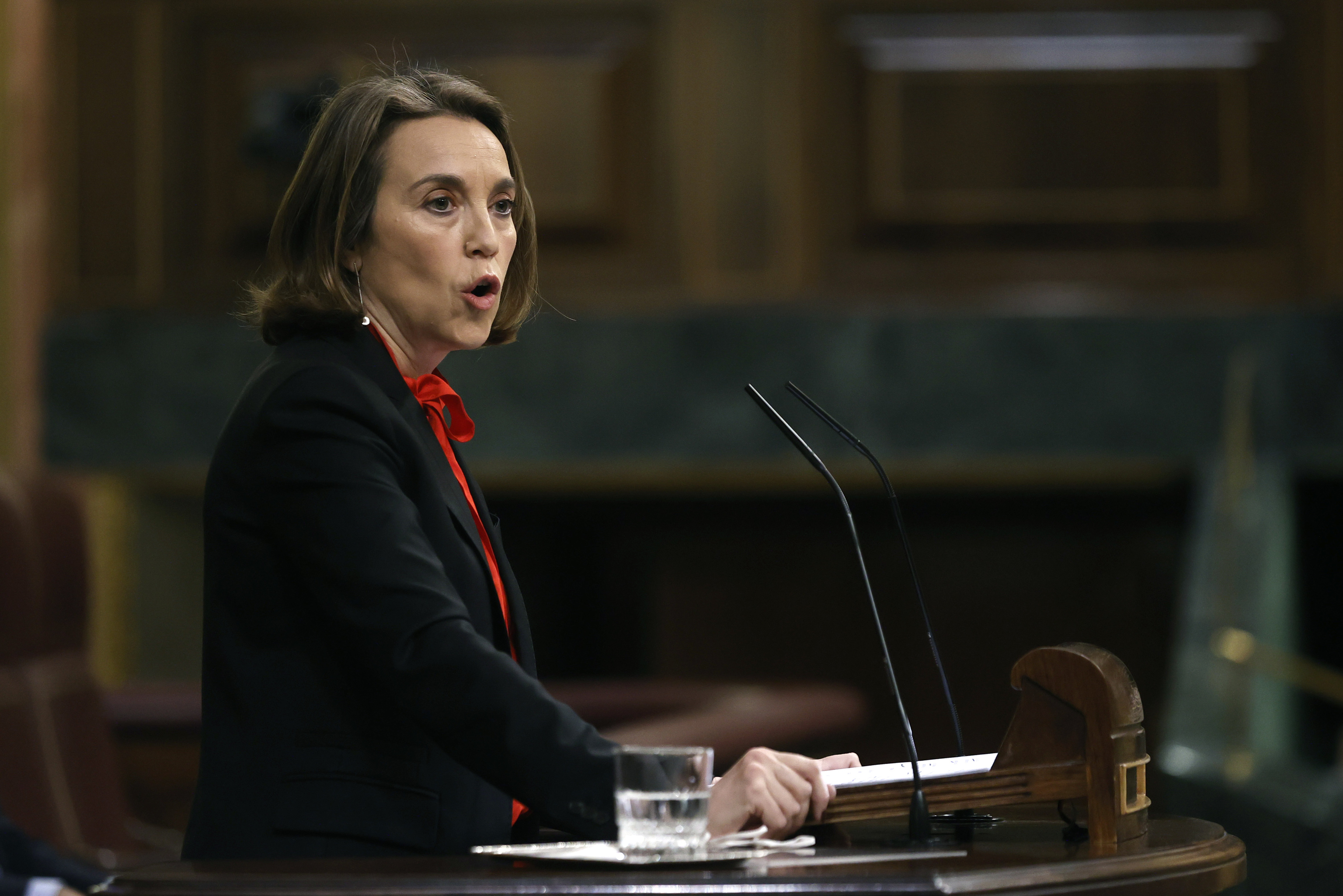 La porte-parole du PP au Congrès, Cuca Gamarra, dans le débat.