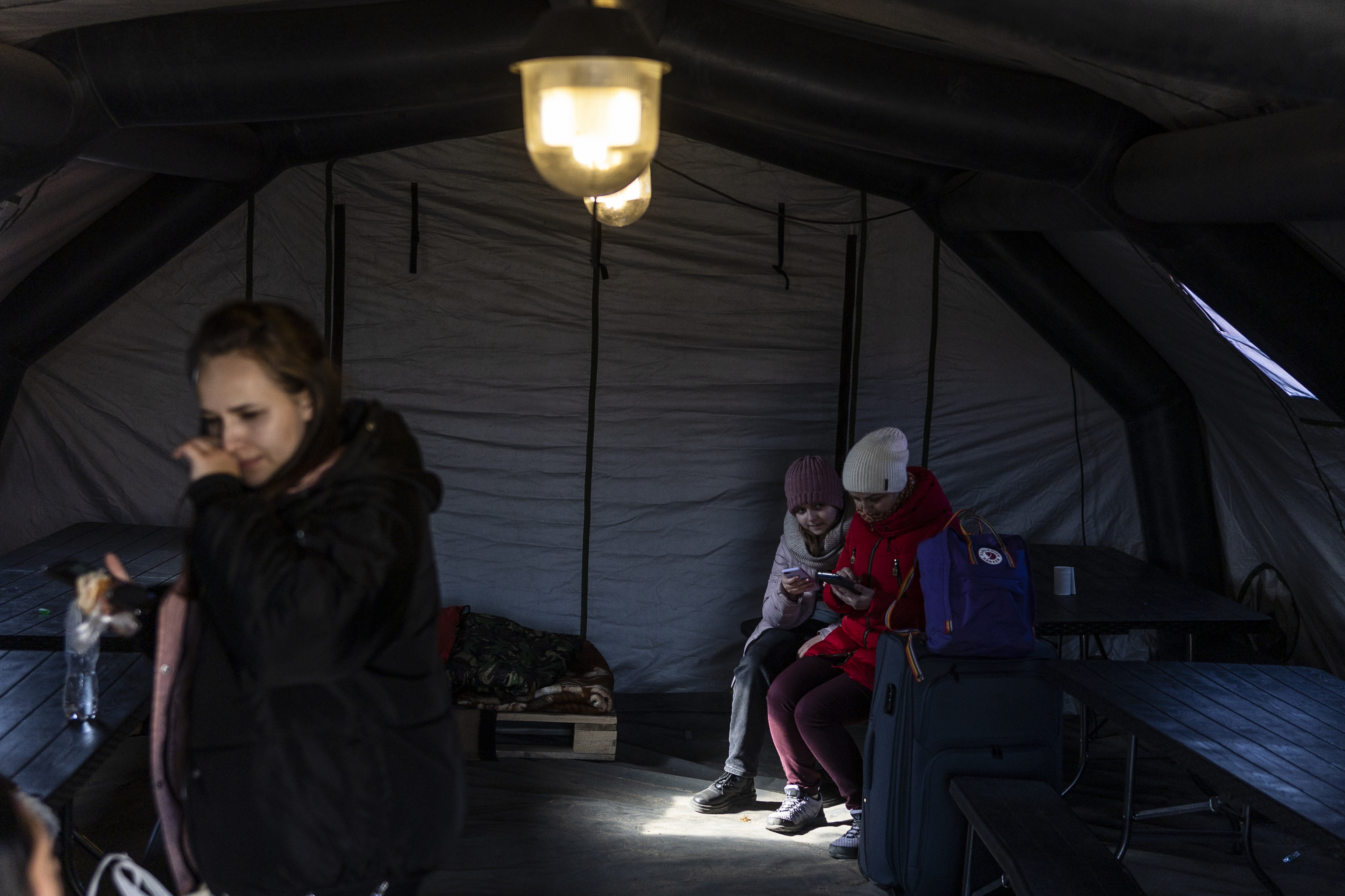 Une femme et son enfant dans le camp de réfugiés de Budomierz en Pologne.
