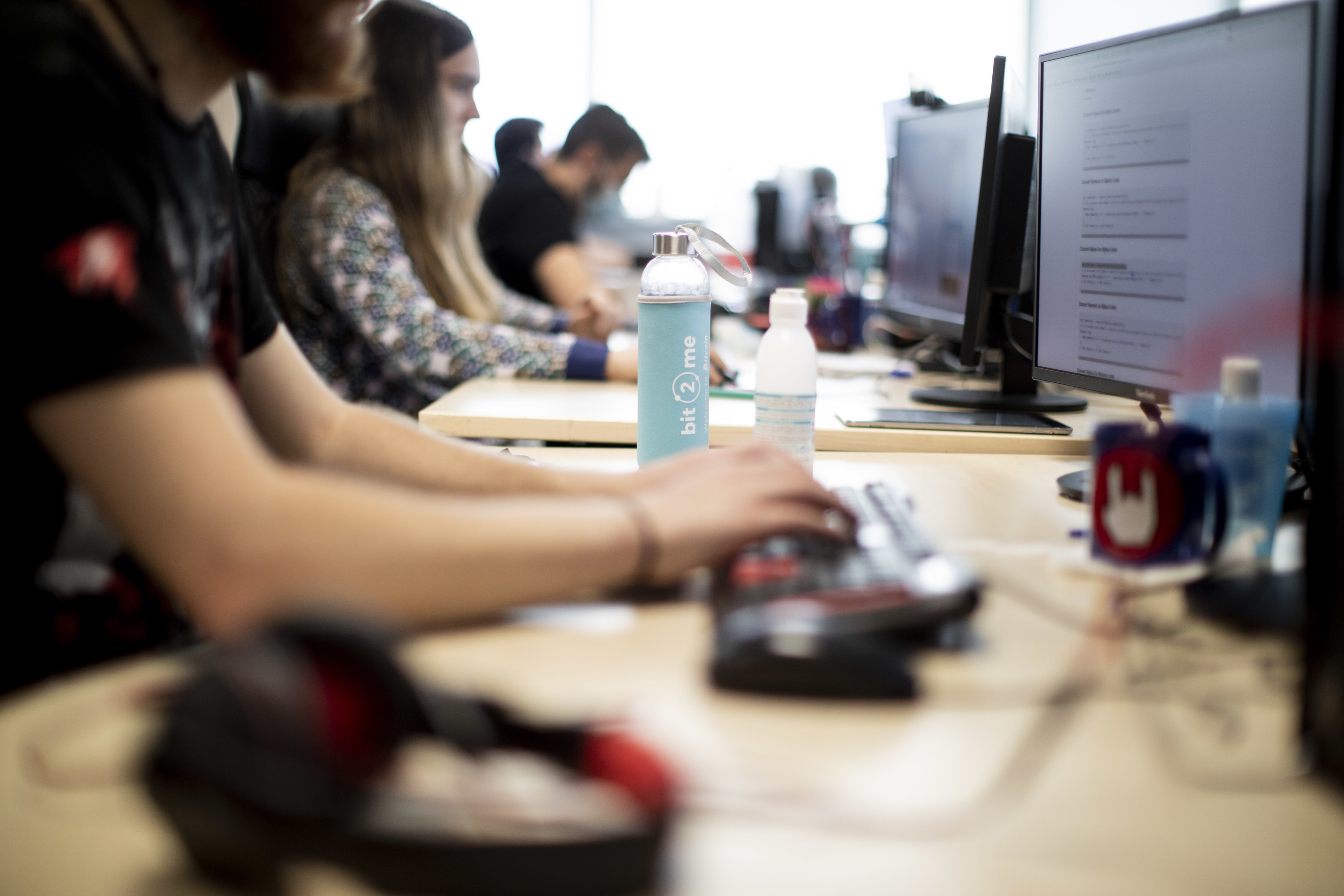 Travailleurs dans une entreprise de crypto-monnaie.