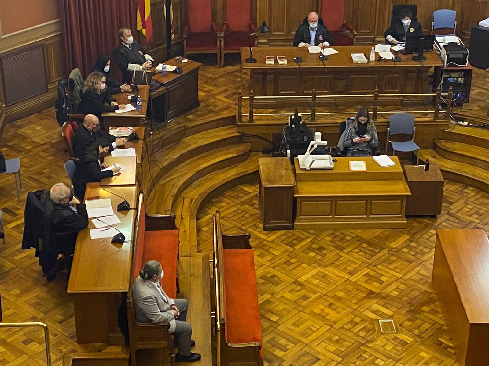 Image du procès avec l'accusé assis devant son avocat