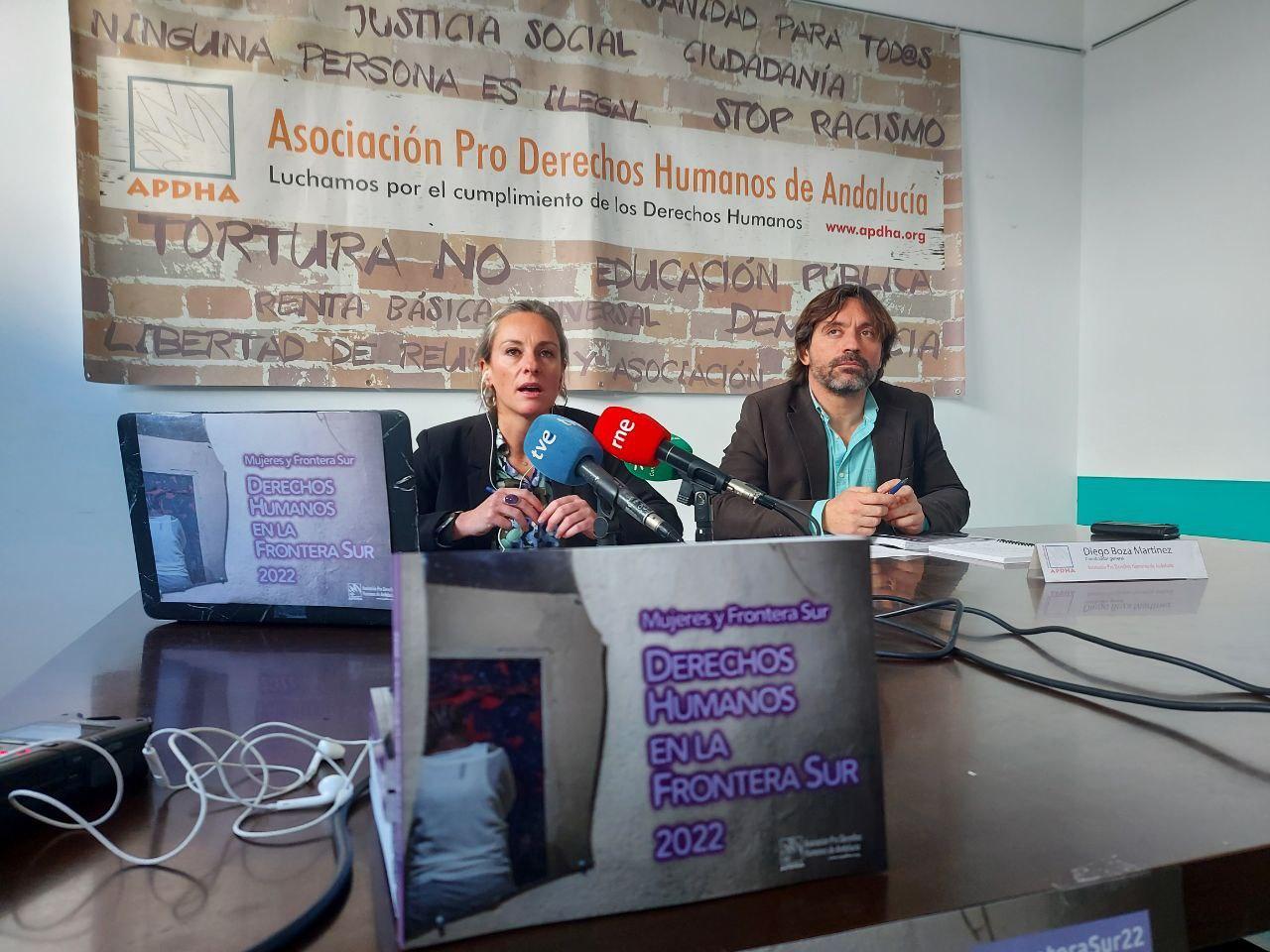 Ana Rosado, coordinatrice du rapport, et Diego Boza, coordinateur général de l'Association andalouse des droits de l'homme, présentent le document.