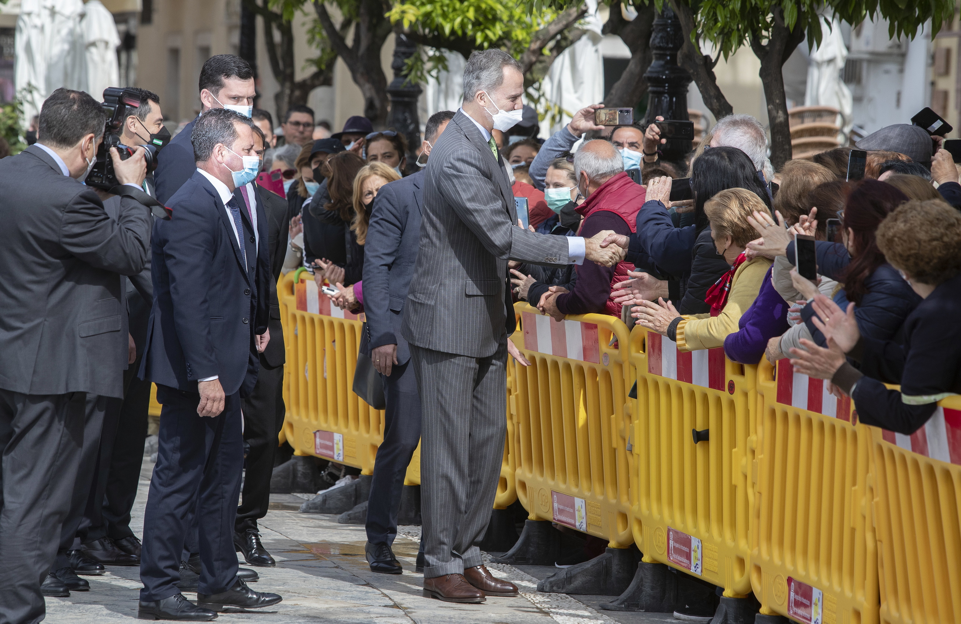 Felipe VI salue les habitants de Sanlúcar de Barrameda (Cadix), lors de sa visite à la ville.