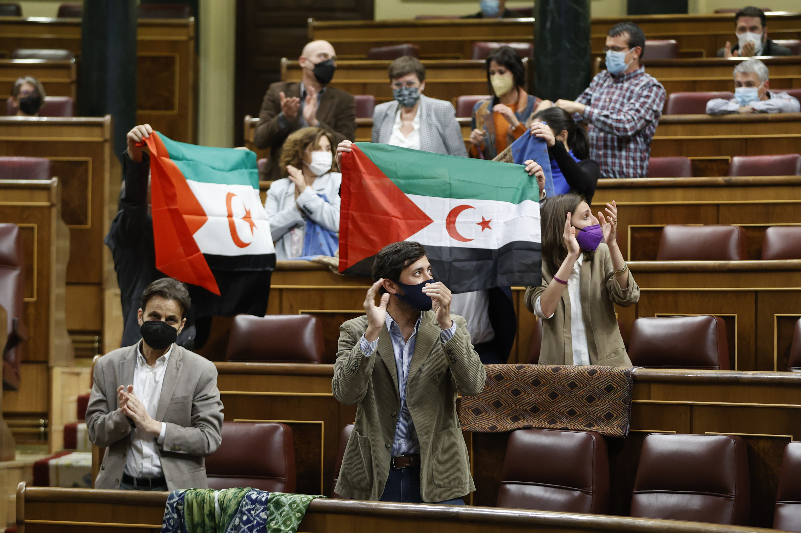 Les députés de United We Can agitent des drapeaux sahraouis ce mardi.