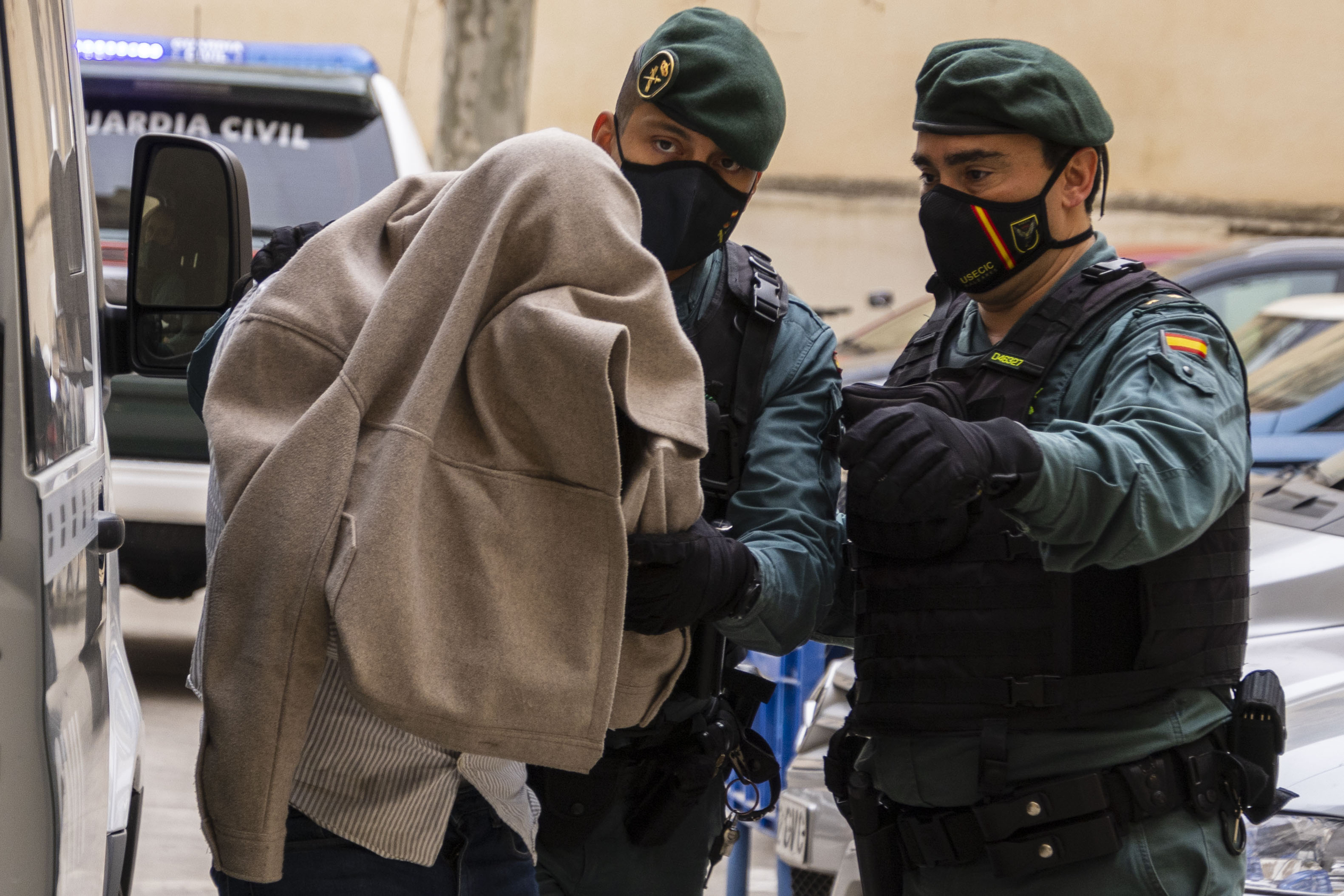 L'un des détenus entrant dans les tribunaux de Palma.