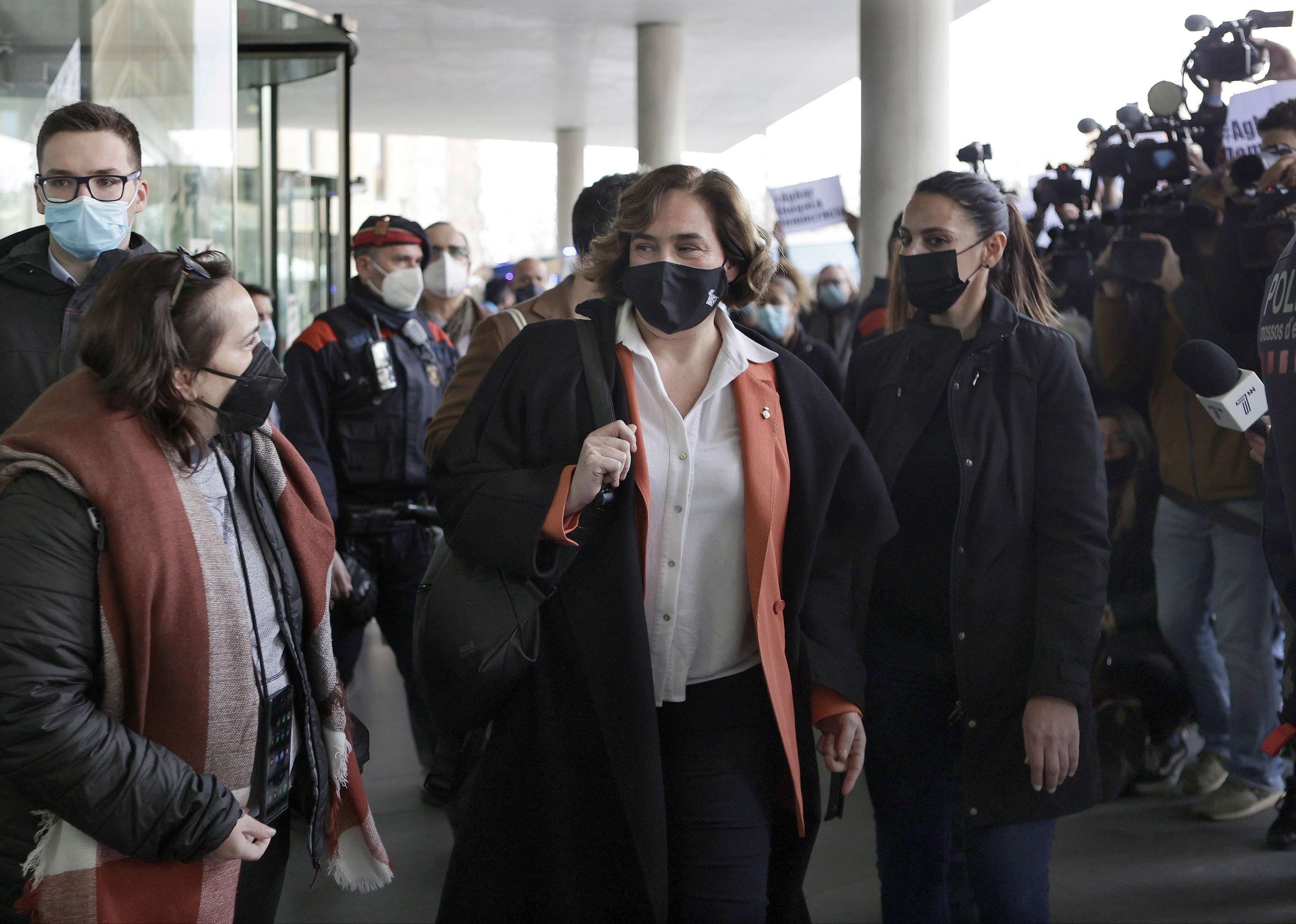 Le maire de Barcelone à la porte des tribunaux début mars