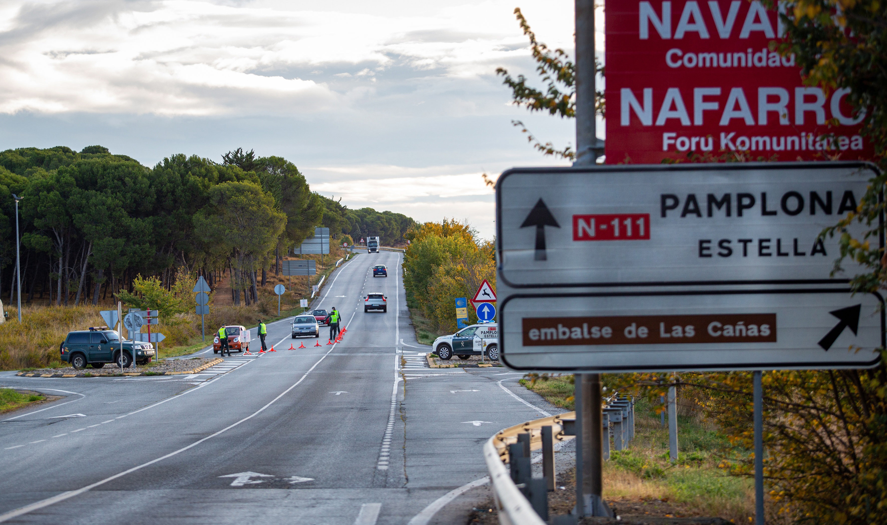 Les membres de la Garde civile effectuer un contrôle de Tr