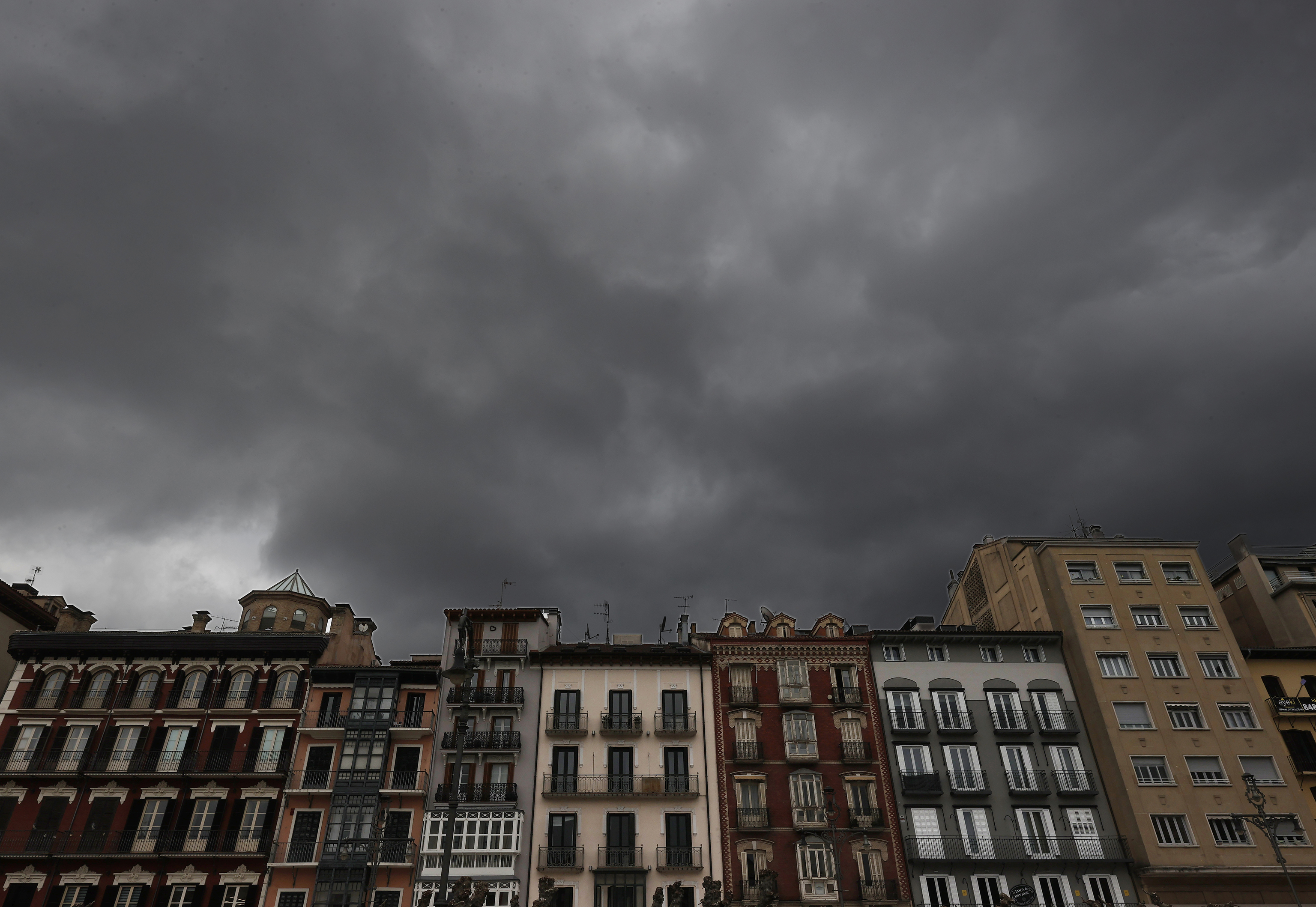 El cielo en la capital navarra comienza a cubrirse de nubes en una jornada donde han descendido las temperaturas de forma considerable, para los pr