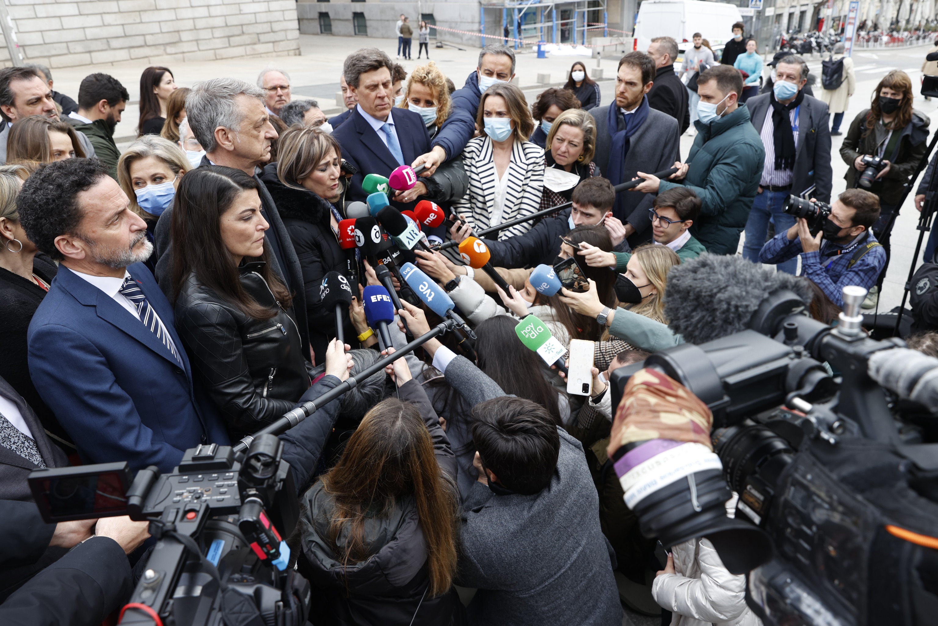 La mère de Marta Calvo et le père de Diana Quer, accompagnés de députés de Ciudadanos, Vox et PP, à la porte du Congrès.