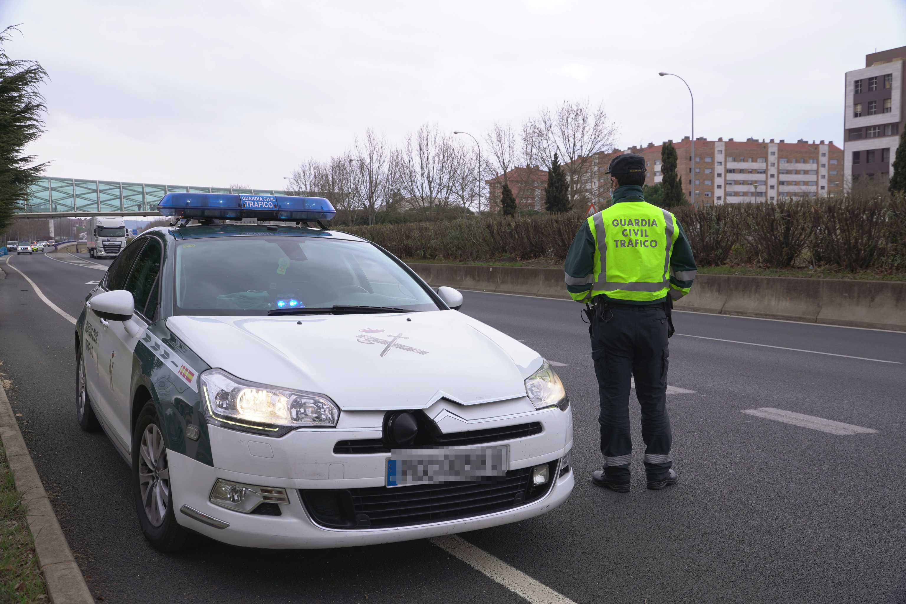 Un agent et une voiture de la Garde Civile.