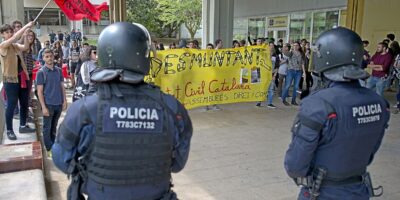 Le Suprême condamne trois indépendantistes qui ont coupé un drapeau espagnol de la société civile catalane