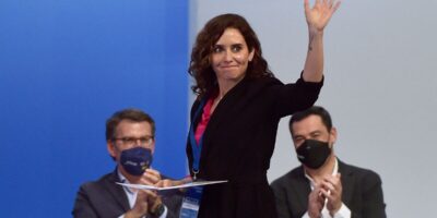 Ayuso demande de clore une crise qui « n&rsquo;aurait jamais dû exister » et conspire avec le reste des barons pour « gagner les élections pour Sánchez »