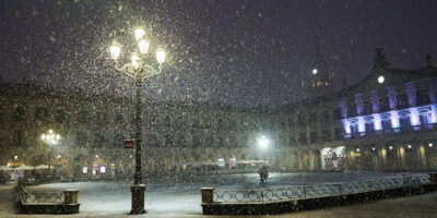 La neige, le vent, le froid et les vagues mettent huit communautés en danger ce samedi, avec des températures inférieures à la normale