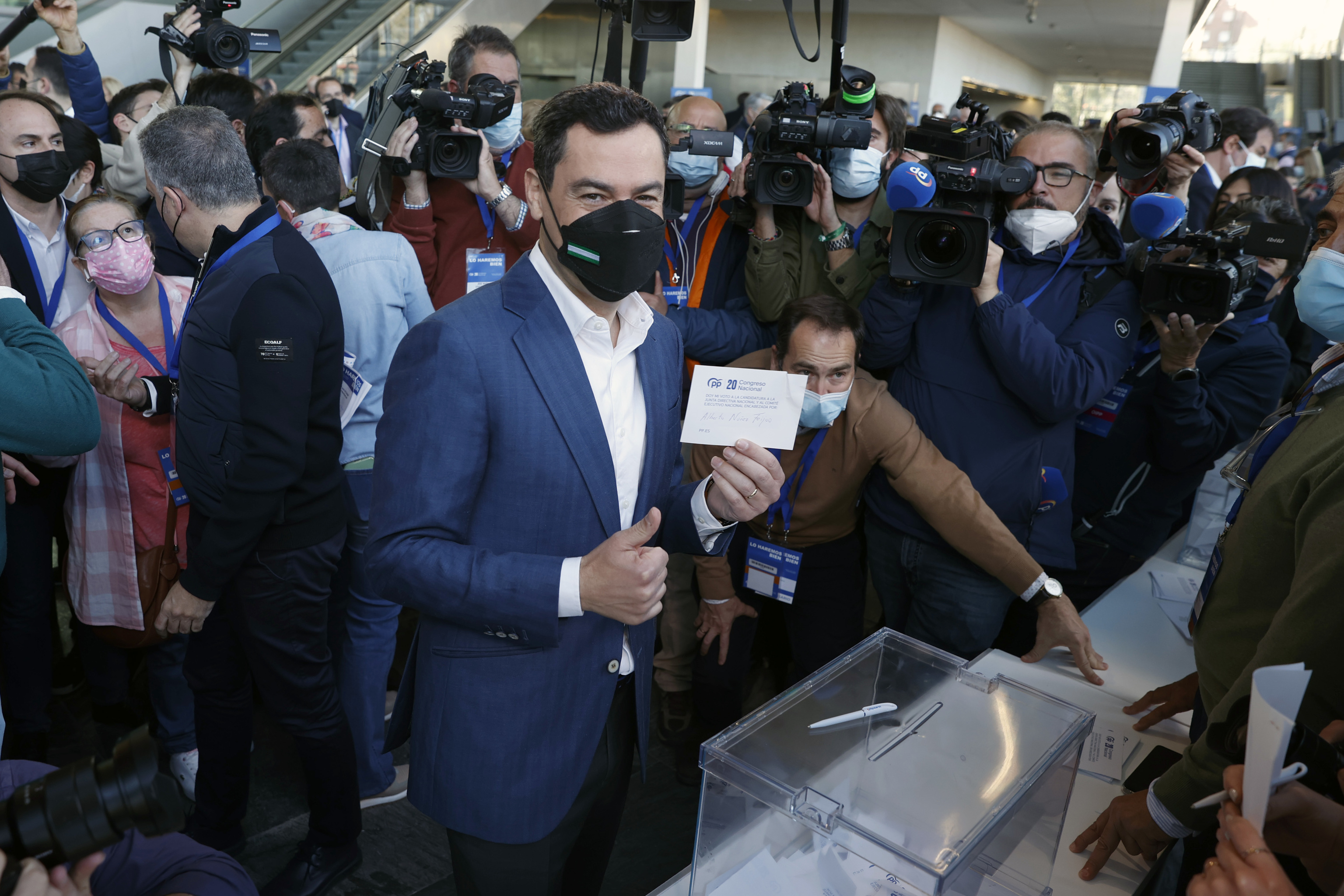 Juanma Moreno affiche son vote, ce samedi au congrès du PP à Séville.