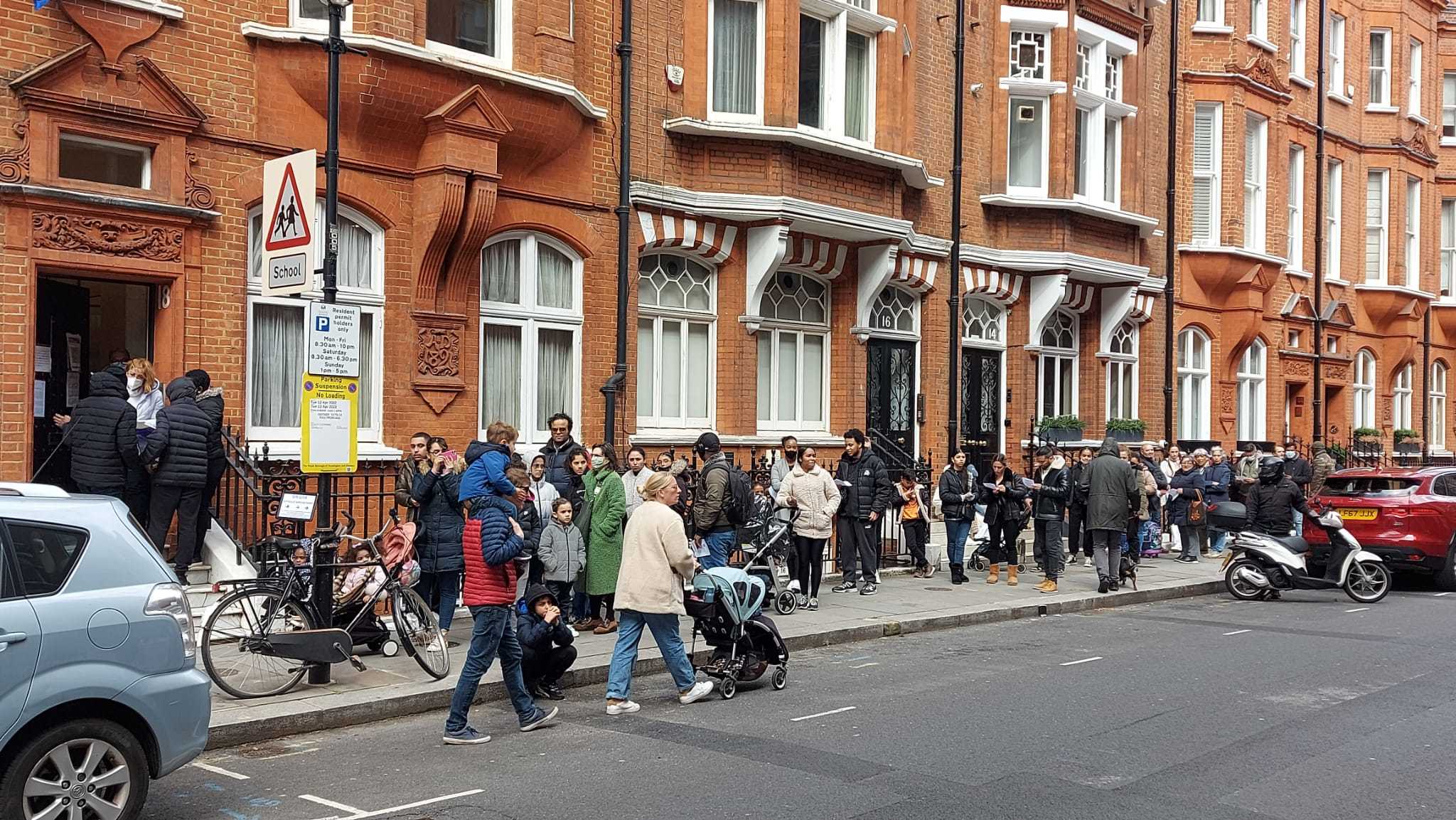 Citoyens faisant la queue pour être servis au consulat de Londres.