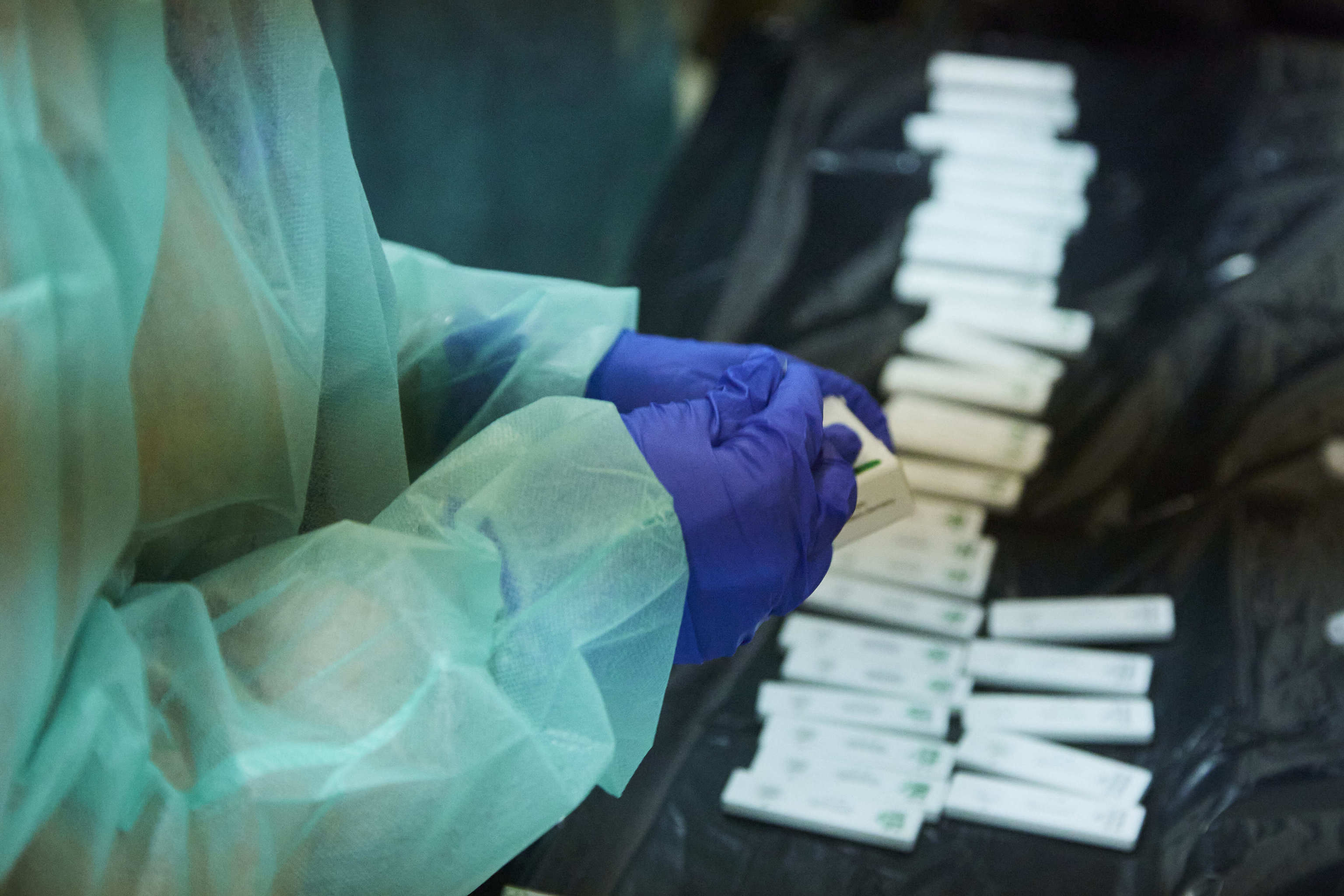 Une infirmière prépare des tests de fourmi