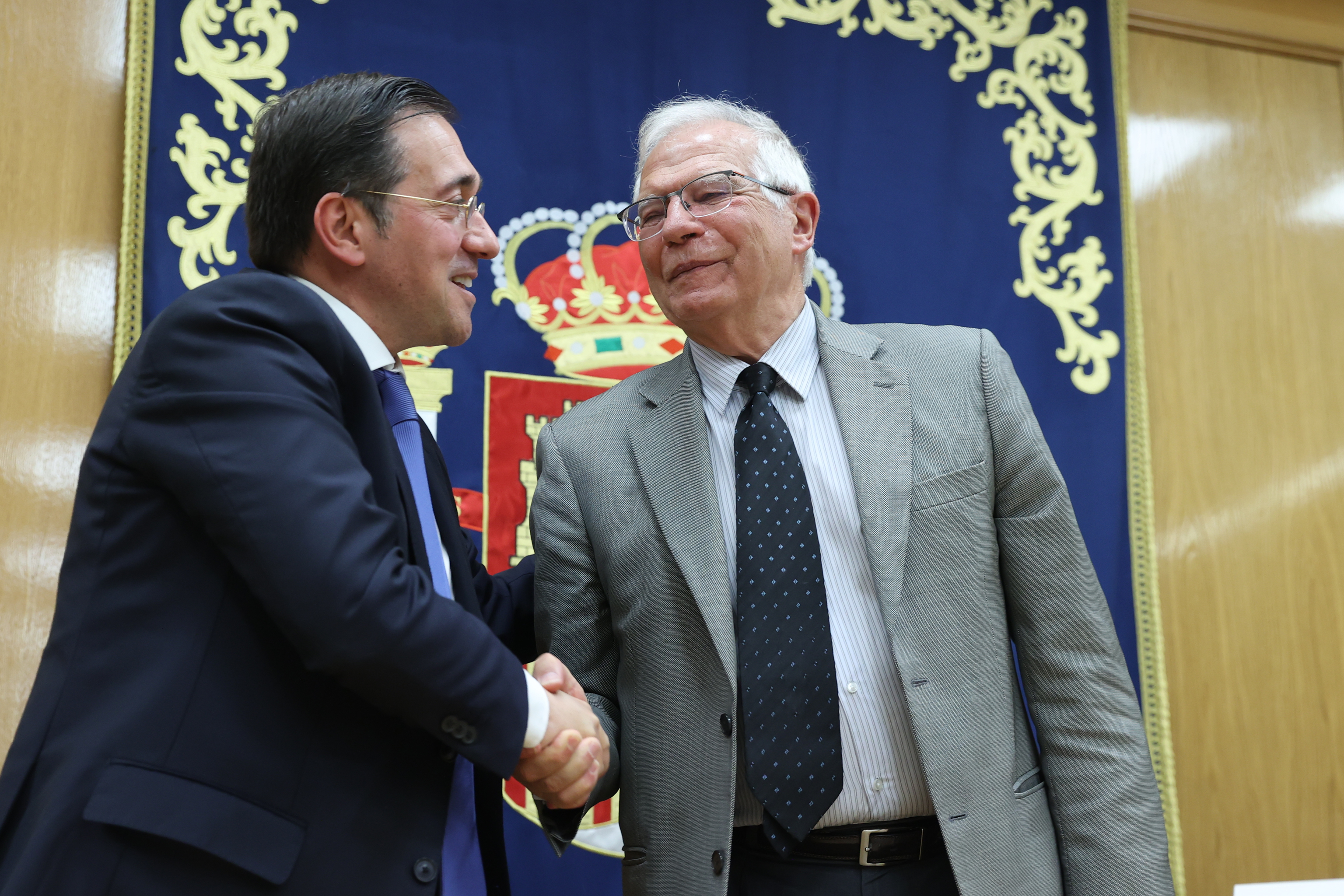 Josep Borrell (à droite) accueille le ministre des Affaires étrangères, Jos