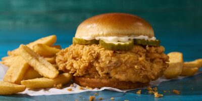 Chicken n&rsquo; Biscuits de Cracker Barrel participe au concours de sandwichs au poulet avec un nouveau sandwich au poulet maison
