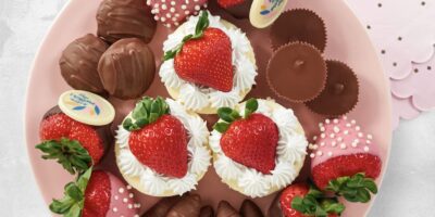 Comestible sert une bonne affaire sur un plateau pour la fête des mères