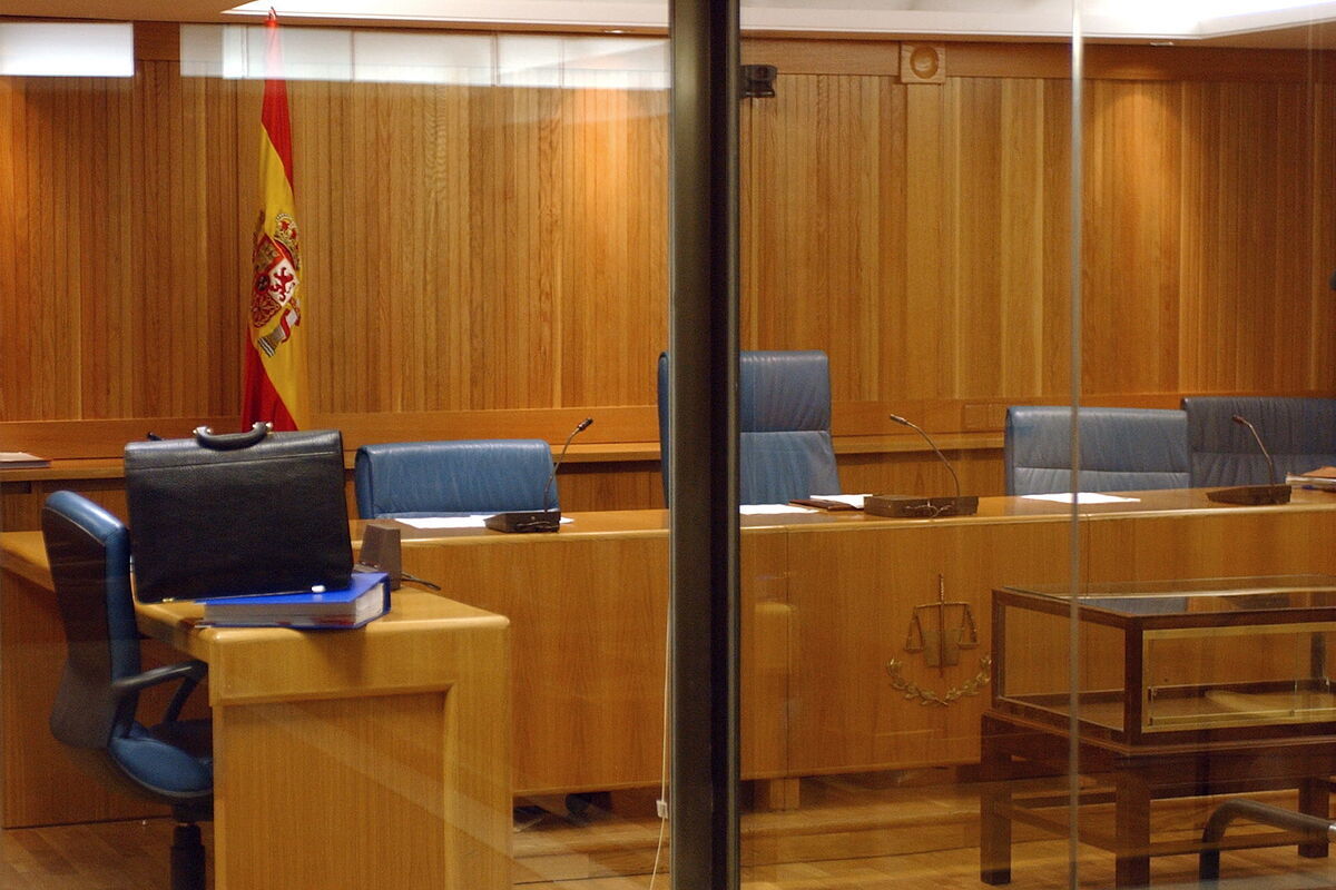 Salle d'audience d'un tribunal.
