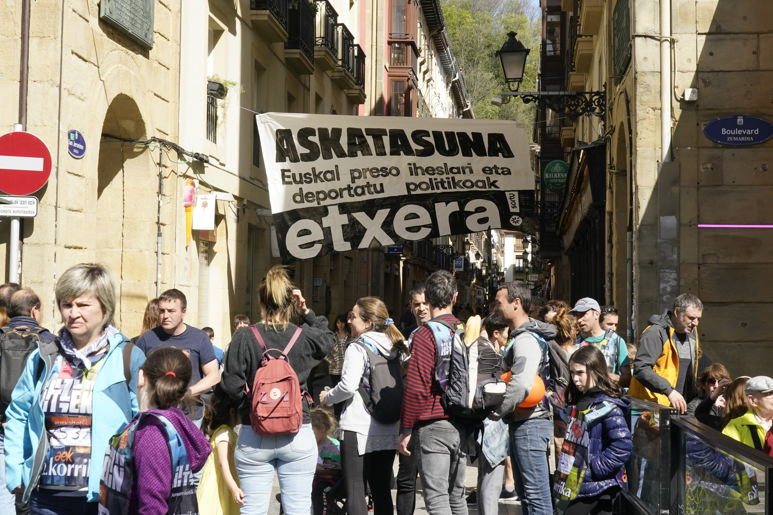 Une bannière placée dans la vieille ville de San Sebasti
