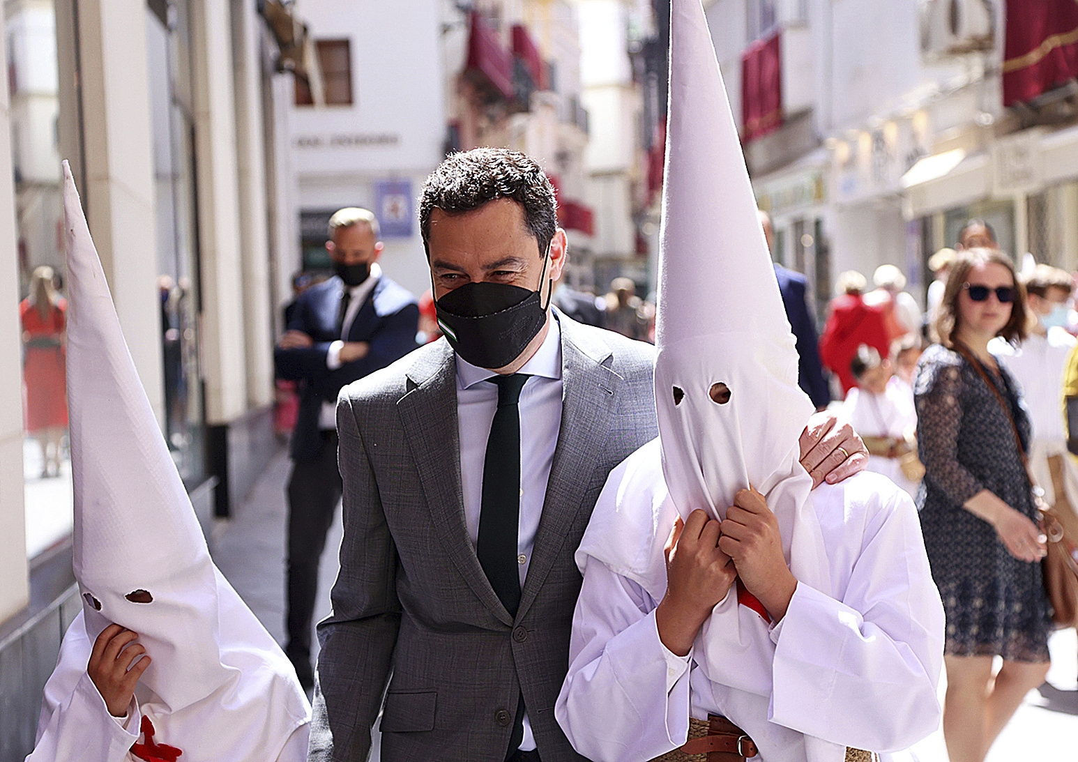Juanma Moreno avec ses deux enfants déguisés en Nazaréen dans une procession