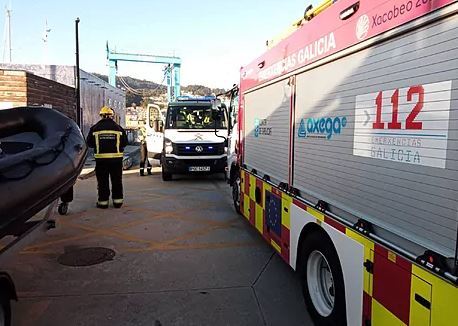 Services d'urgence dans le port de Sanxenxo.