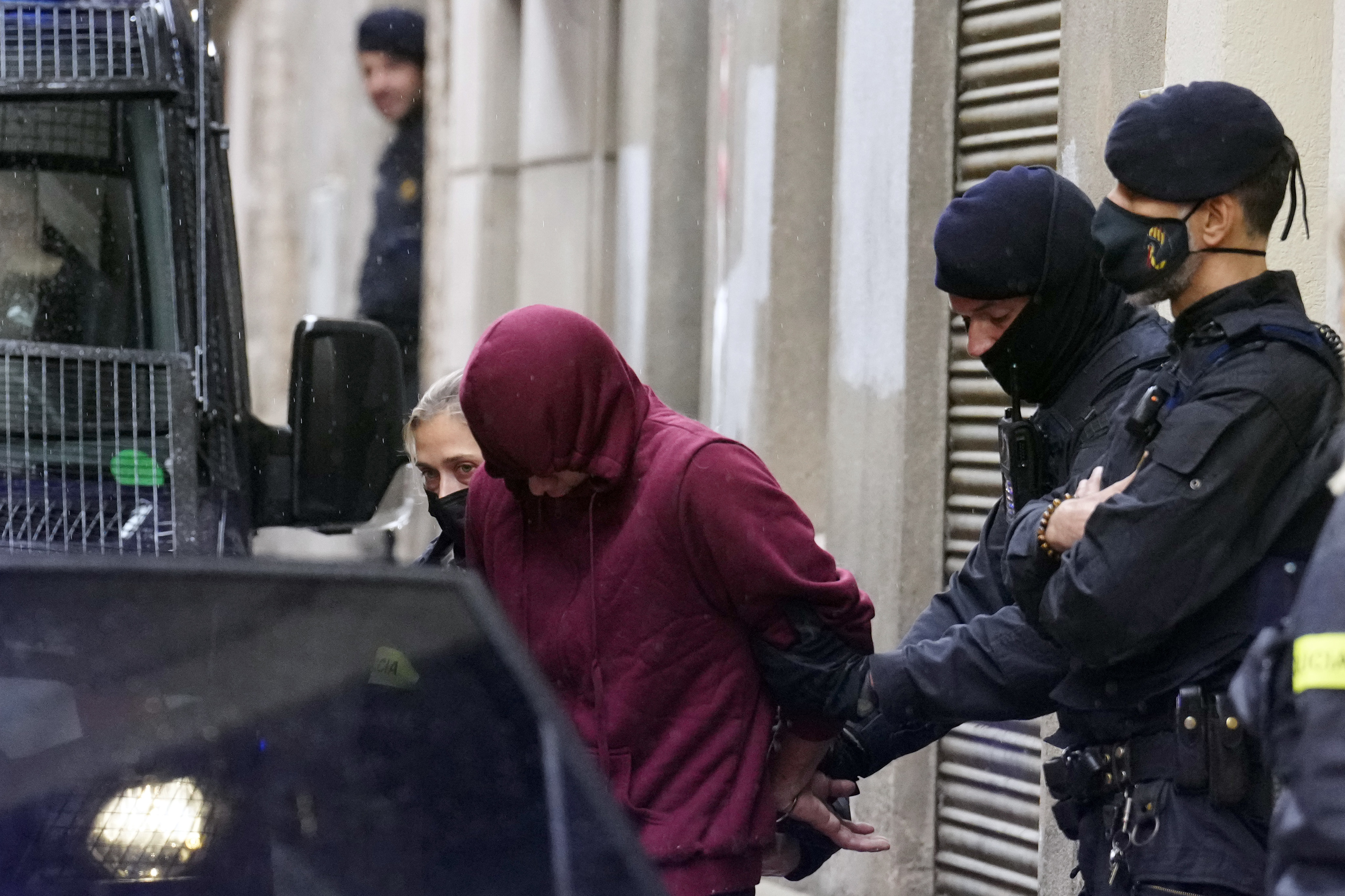 Le suspect était présent lors de la perquisition de son domicile.