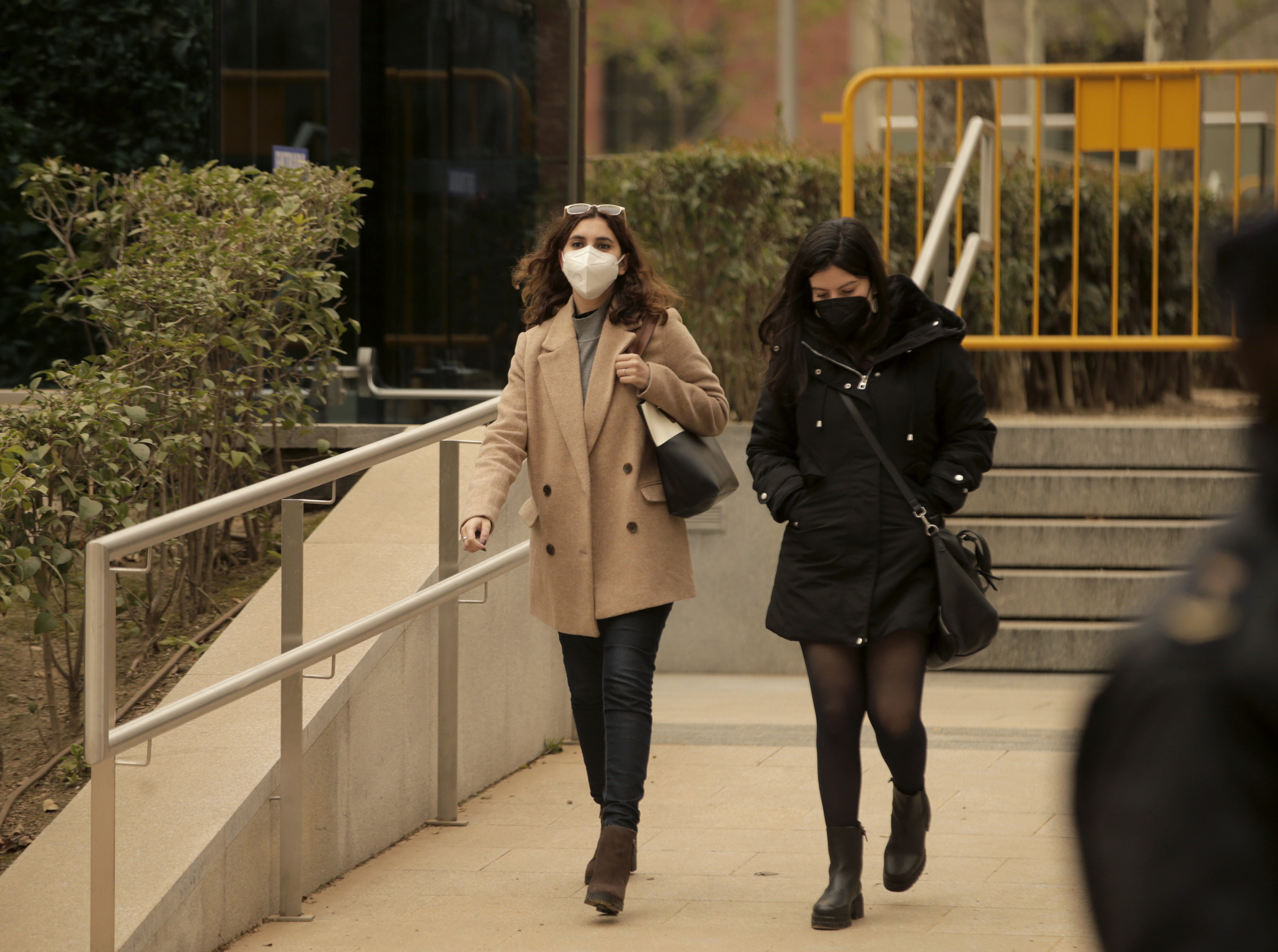 Dina Bousselham (à gauche) à sa sortie de l'Audience nationale le 15 mars.