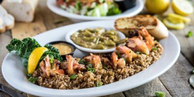 Le Cajun Cafe de Razzoo présente de nouveaux cocktails Red Bull et des beignets de crabe créoles
